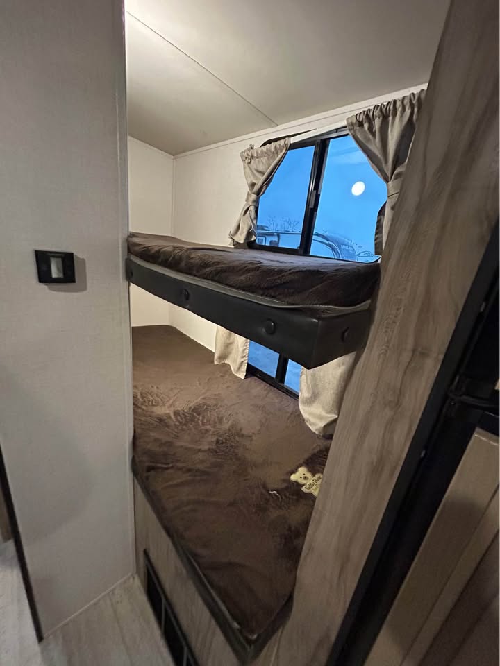 #8204 | 2018 Forest River Palomino Solaire 211BH Travel Trailer