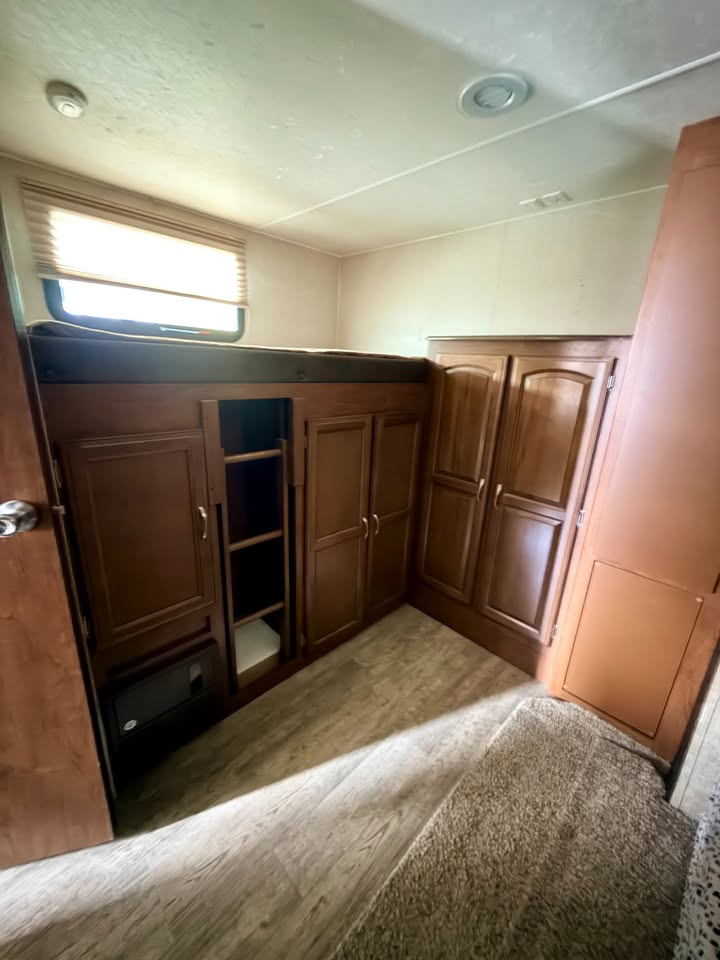 #8238 | 2017 Coachmen Freedom Express 320BHDS Travel Trailer
