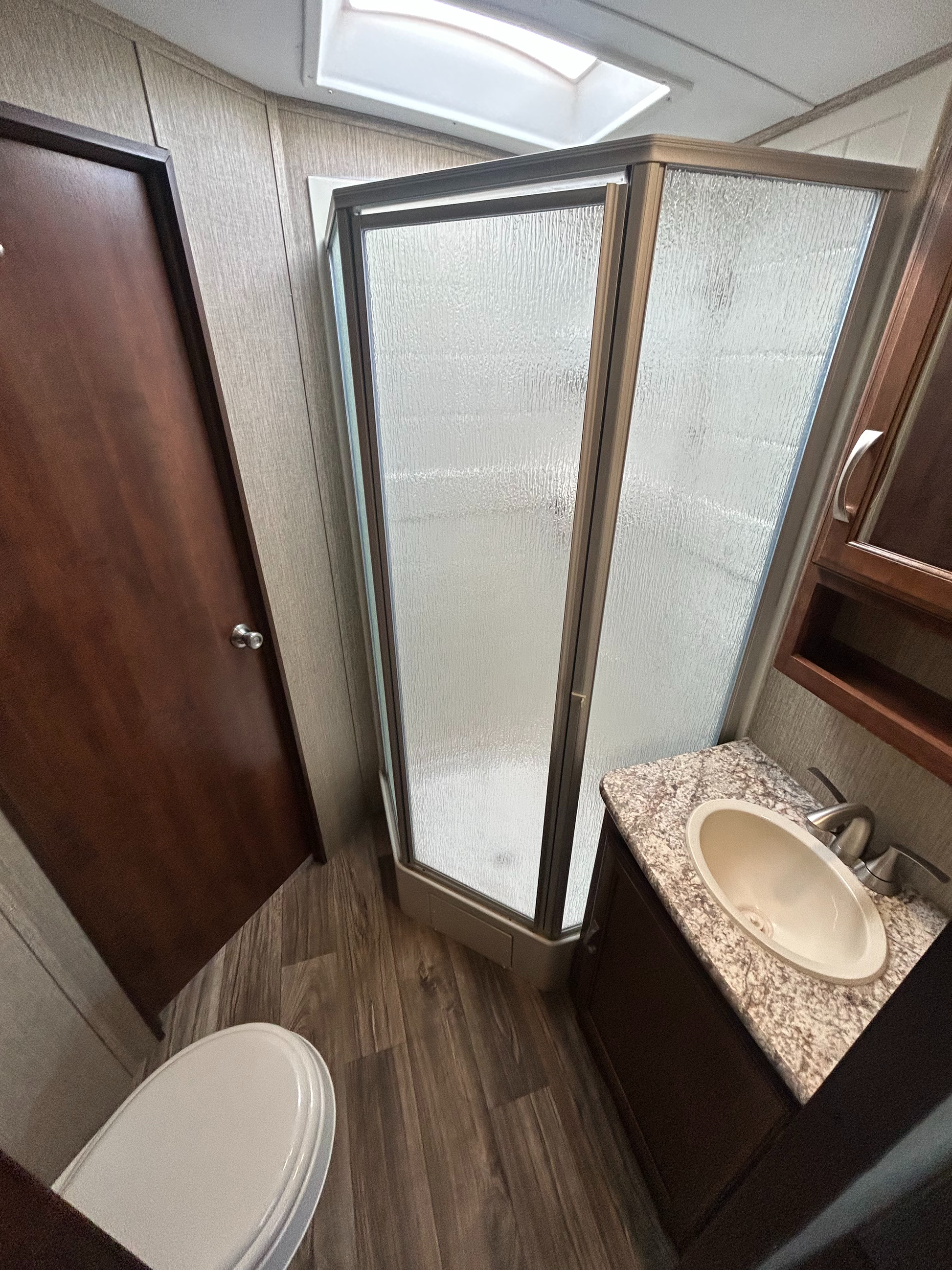 2015_Keystone_Passport_Elite_31RE_travel_trailer showing 3 piece bathroom with shower