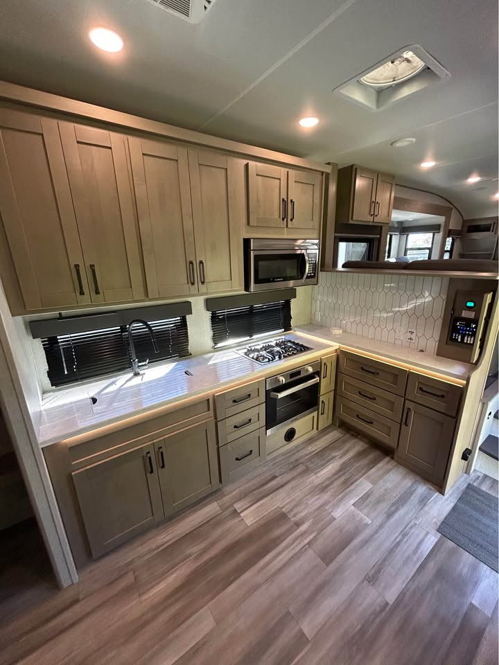 #8088 | 2023 GRAND DESIGN Reflection 370FLS