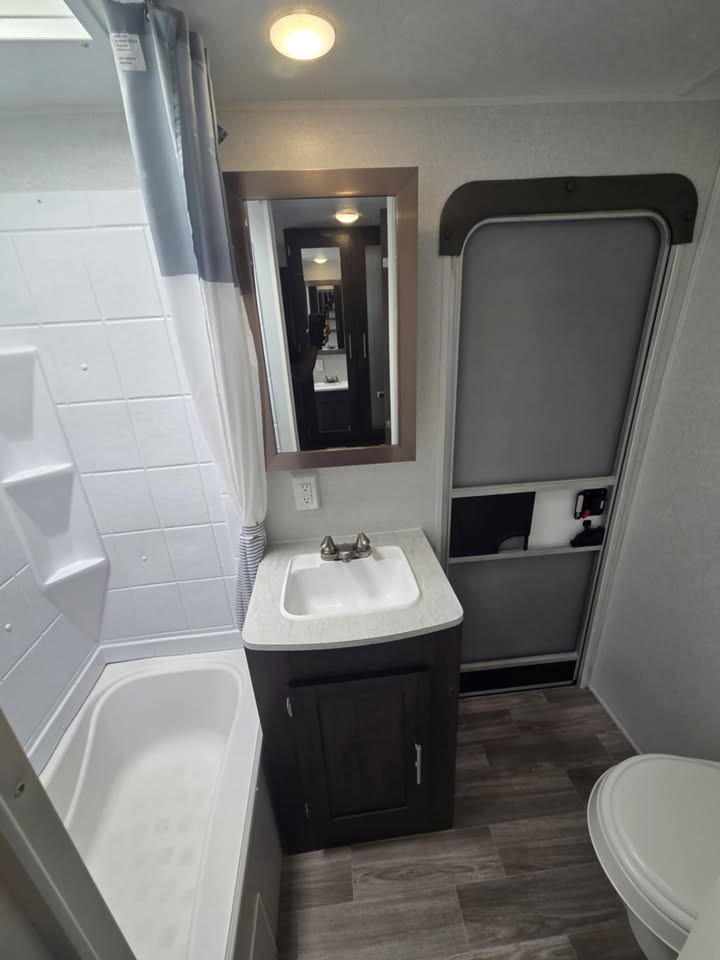 #8098 | 2020 Forest River Salem 32BHDS Travel Trailer