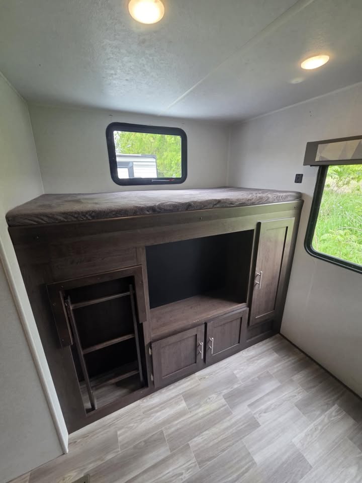 #8098 | 2020 Forest River Salem 32BHDS Travel Trailer