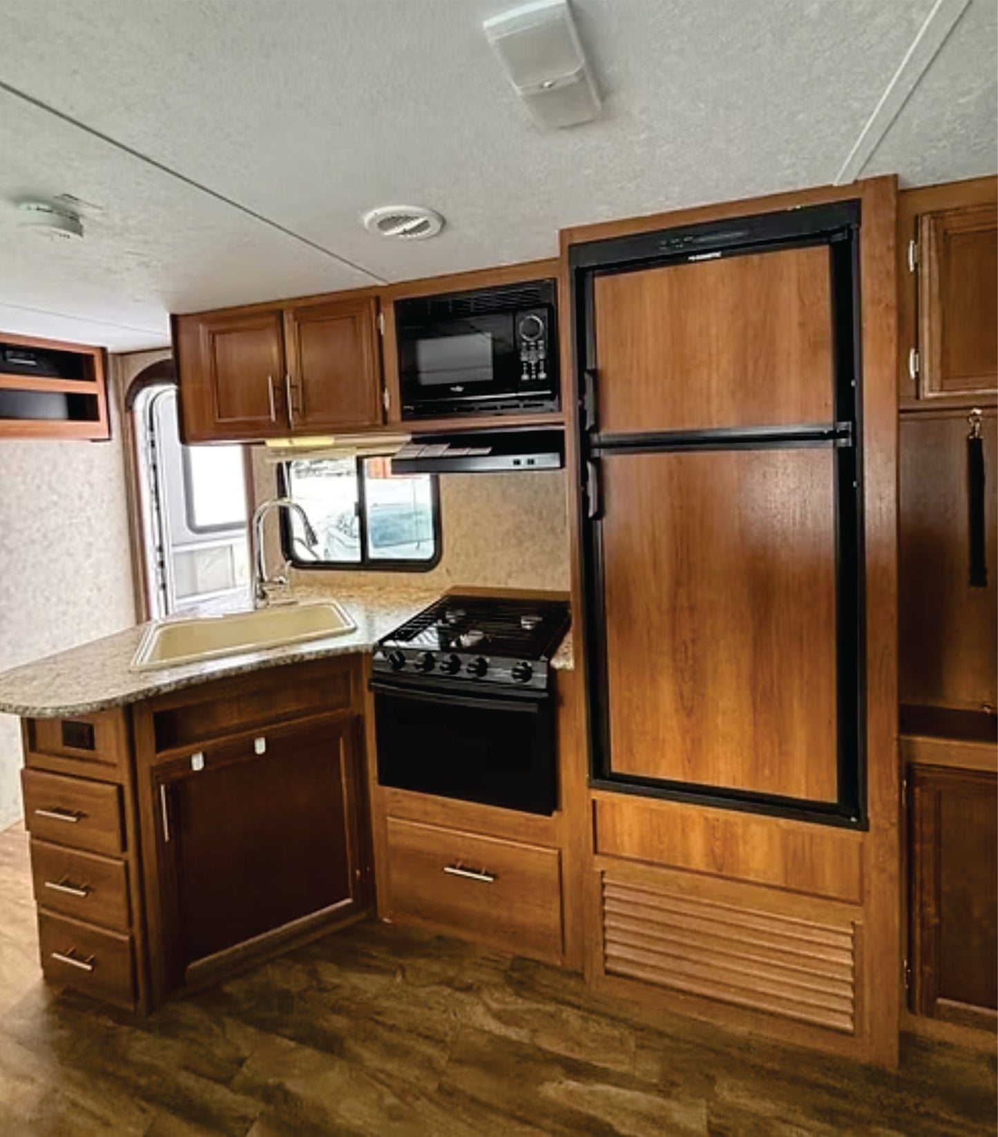 #8103 | 2018 Forest River Avenger 27DBS Travel Trailer
