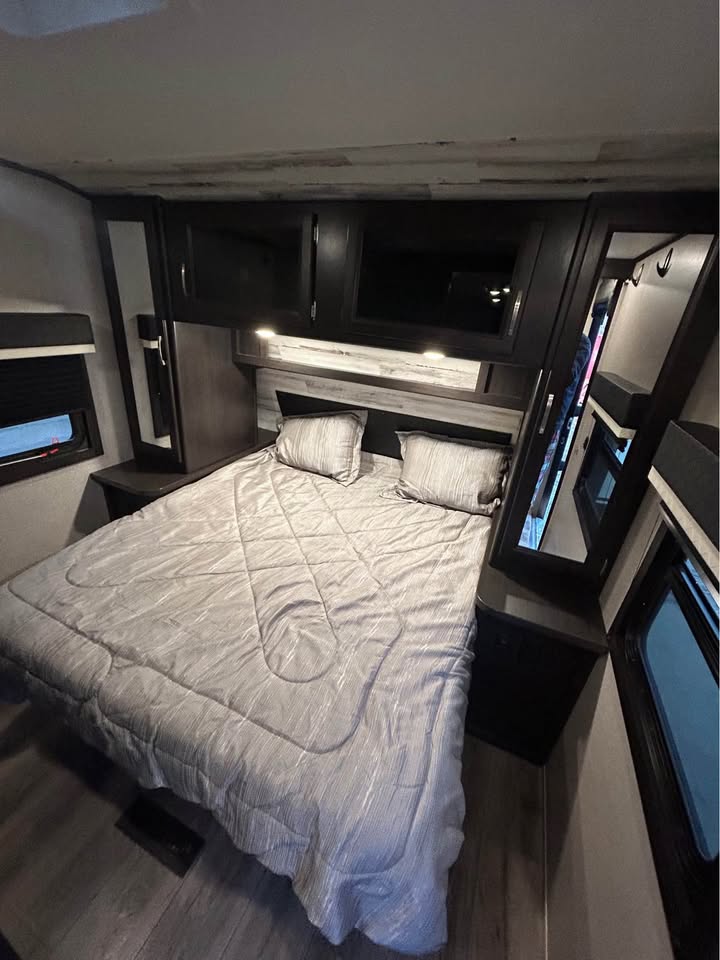 #8111 | 2020 Jayco Jay Feather 27BHB Travel Trailer