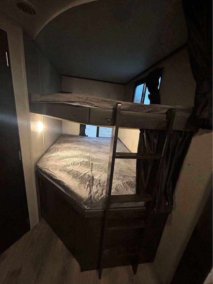 #8111 | 2020 Jayco Jay Feather 27BHB Travel Trailer