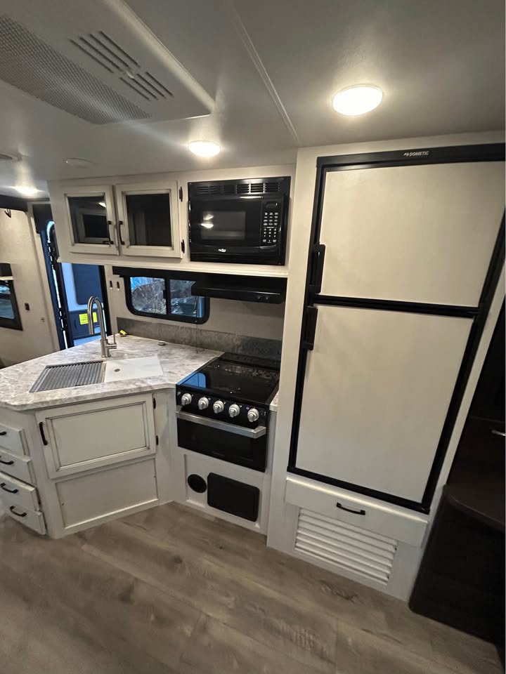 #8111 | 2020 Jayco Jay Feather 27BHB Travel Trailer
