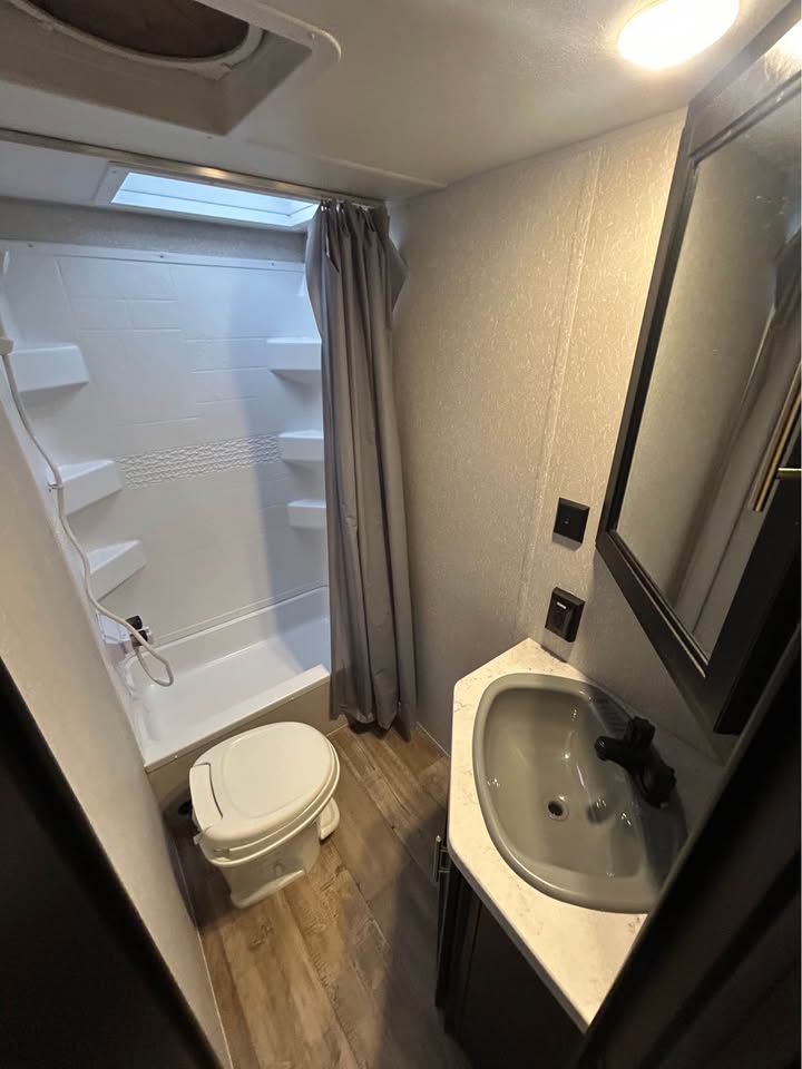 #8116 | 2021 FOREST RIVER Cherokee Grey Wolf Limited 27DJSE