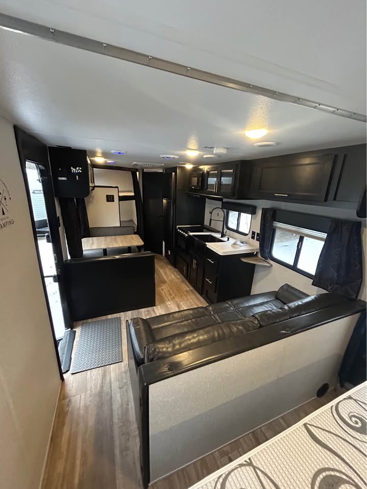 #8116 | 2021 FOREST RIVER Cherokee Grey Wolf Limited 27DJSE