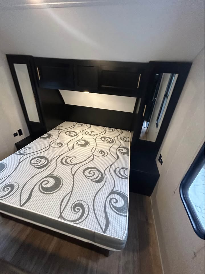 #8116 | 2021 FOREST RIVER Cherokee Grey Wolf Limited 27DJSE