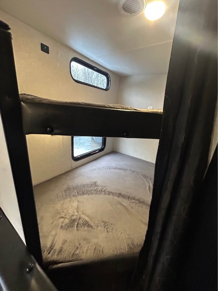 #8116 | 2021 FOREST RIVER Cherokee Grey Wolf Limited 27DJSE