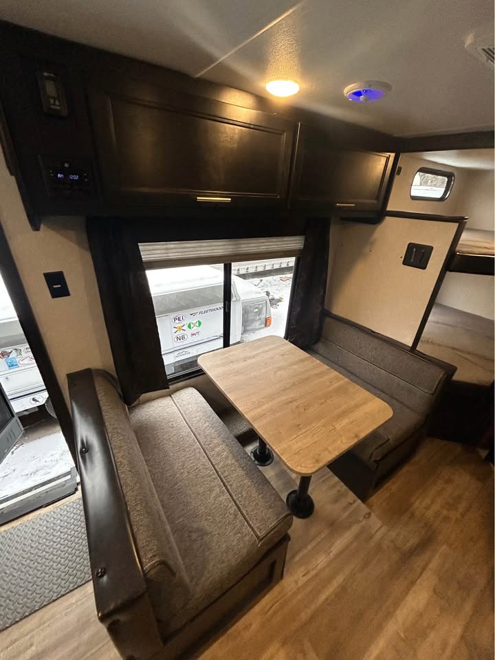 #8116 | 2021 FOREST RIVER Cherokee Grey Wolf Limited 27DJSE