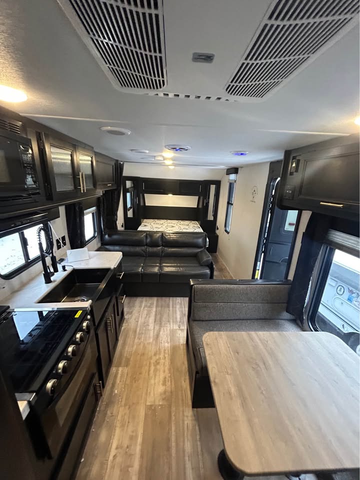 #8116 | 2021 FOREST RIVER Cherokee Grey Wolf Limited 27DJSE