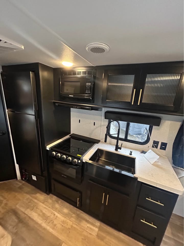 #8116 | 2021 FOREST RIVER Cherokee Grey Wolf Limited 27DJSE