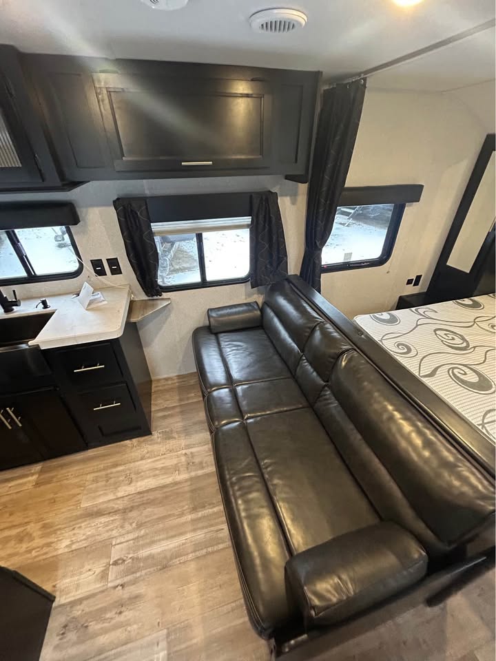 #8116 | 2021 FOREST RIVER Cherokee Grey Wolf Limited 27DJSE