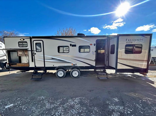 #8117 | 2016 FOREST RIVER Coachmen Freedom Express 321FEDS