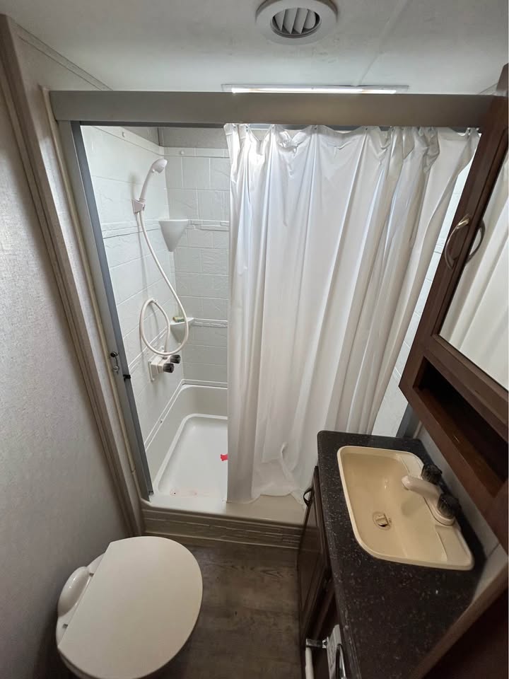 #8117 | 2016 FOREST RIVER Coachmen Freedom Express 321FEDS