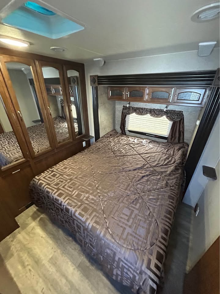 #8117 | 2016 FOREST RIVER Coachmen Freedom Express 321FEDS