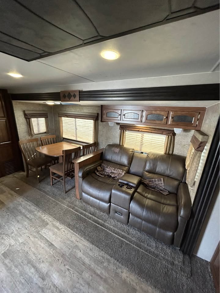 #8117 | 2016 FOREST RIVER Coachmen Freedom Express 321FEDS