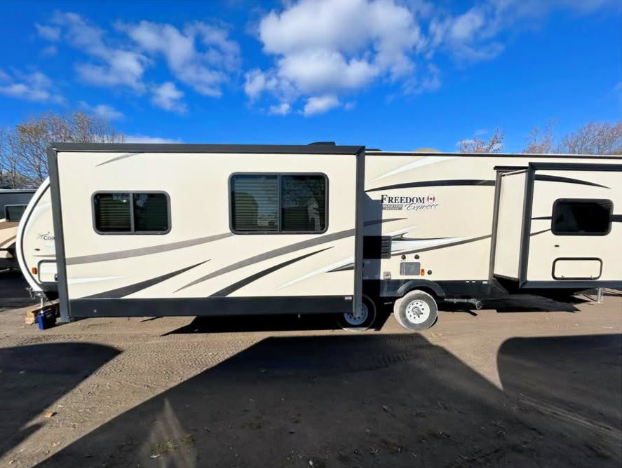 #8117 | 2016 FOREST RIVER Coachmen Freedom Express 321FEDS