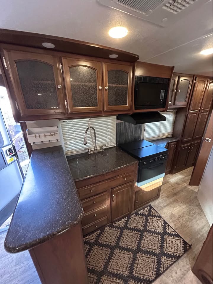 #8117 | 2016 FOREST RIVER Coachmen Freedom Express 321FEDS