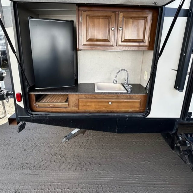 #8117 | 2016 FOREST RIVER Coachmen Freedom Express 321FEDS