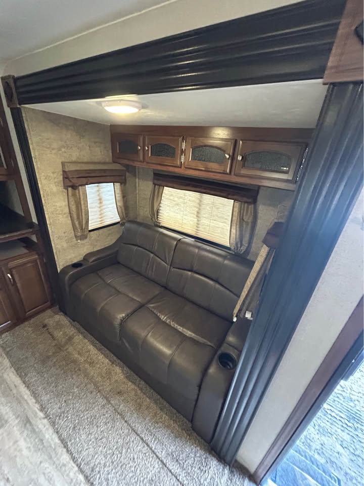 #8117 | 2016 FOREST RIVER Coachmen Freedom Express 321FEDS