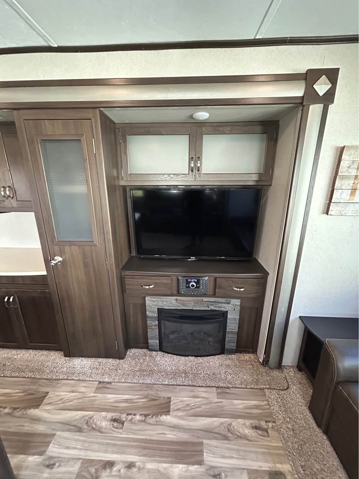 #8123 | 2019 Keystone Residence 40LOFT Bungalow