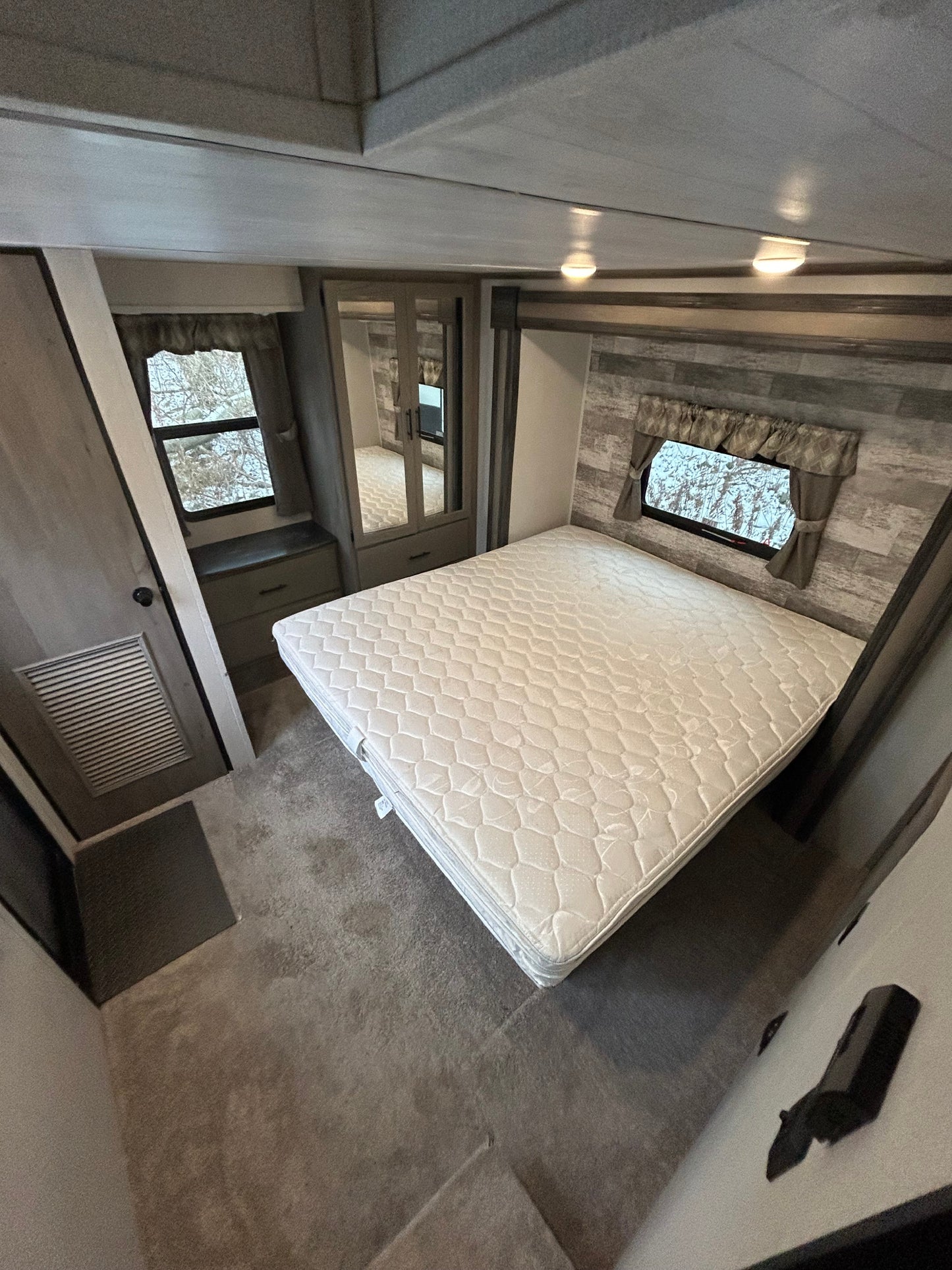 #8124 | 2021 Keystone Residence RE40LOFT Bungalow