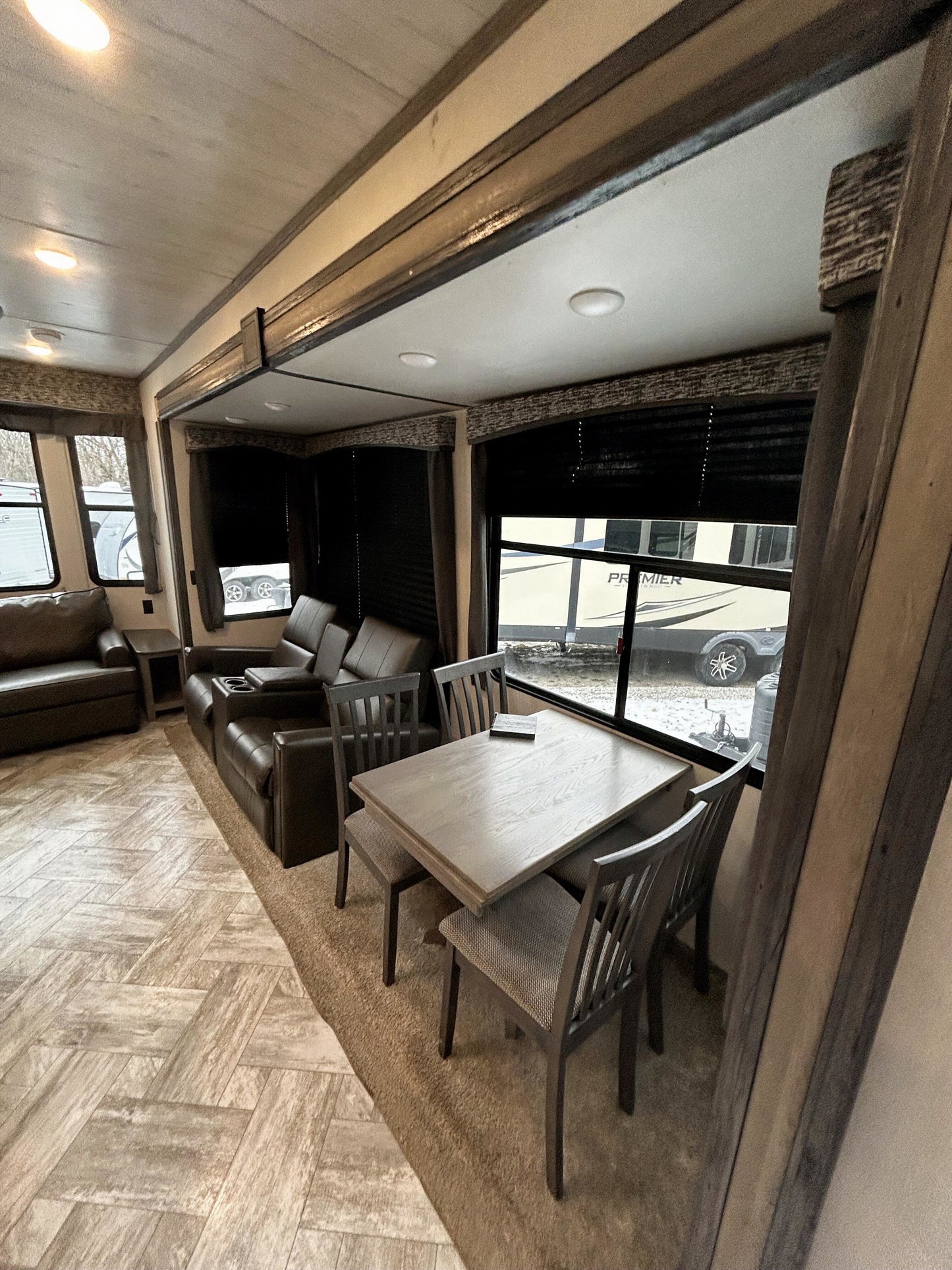 #8124 | 2021 Keystone Residence RE40LOFT Bungalow