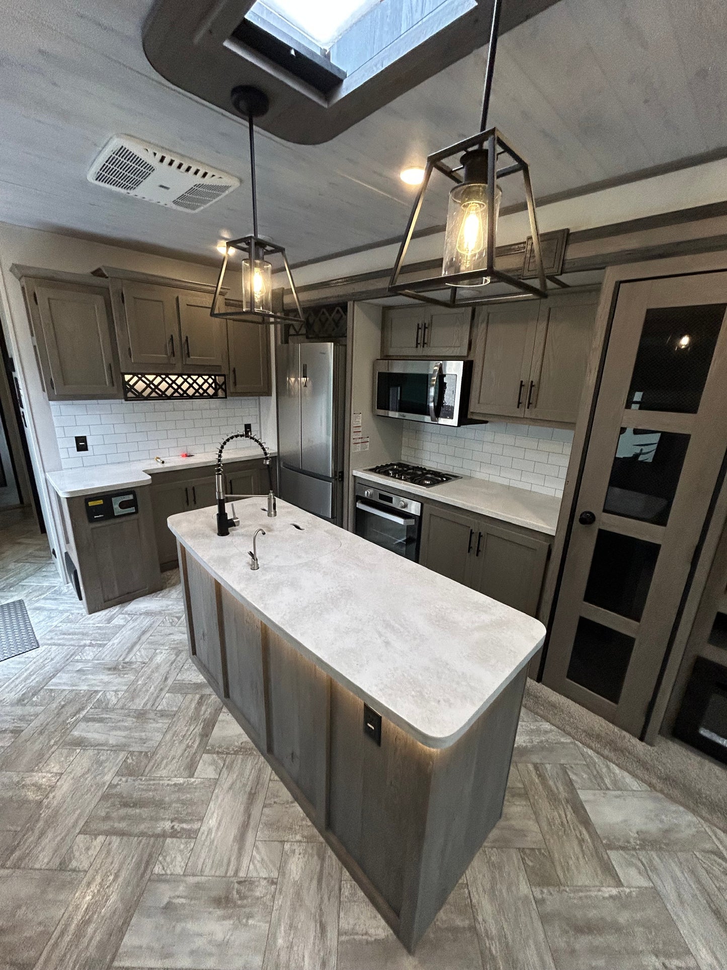 #8124 | 2021 Keystone Residence RE40LOFT Bungalow