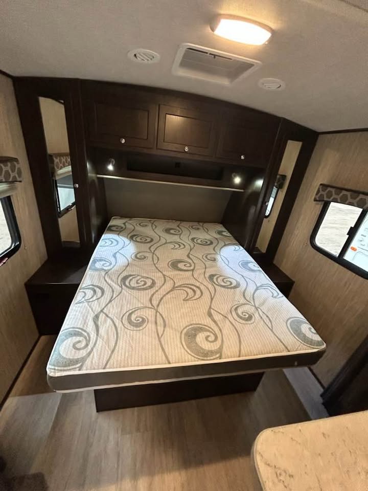 #8132 | 2019 Heartland Shadow Cruiser Ultra Lite 225RBS Travel Trailer