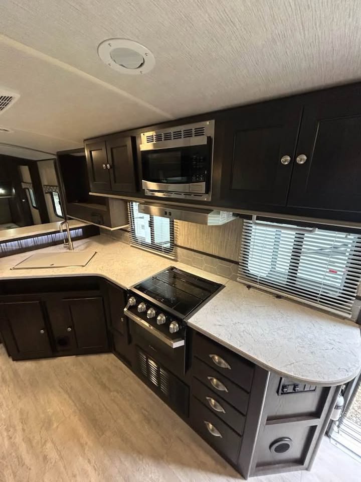 #8132 | 2019 Heartland Shadow Cruiser Ultra Lite 225RBS Travel Trailer