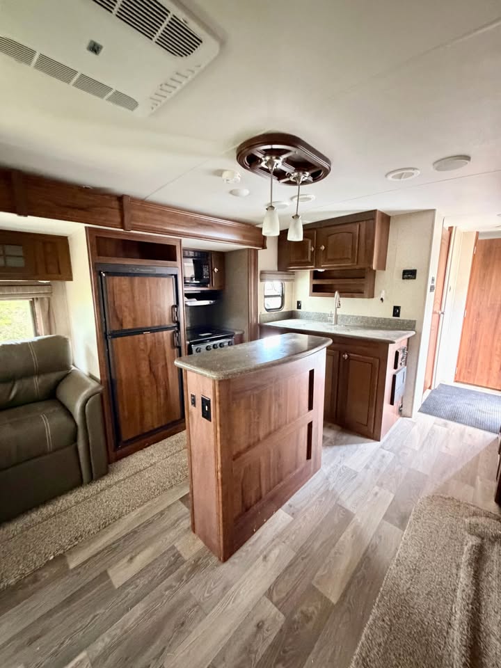 #8195 | 2015 Heartland North Trail 32RETS Travel Trailer