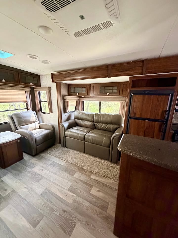 #8195 | 2015 Heartland North Trail 32RETS Travel Trailer