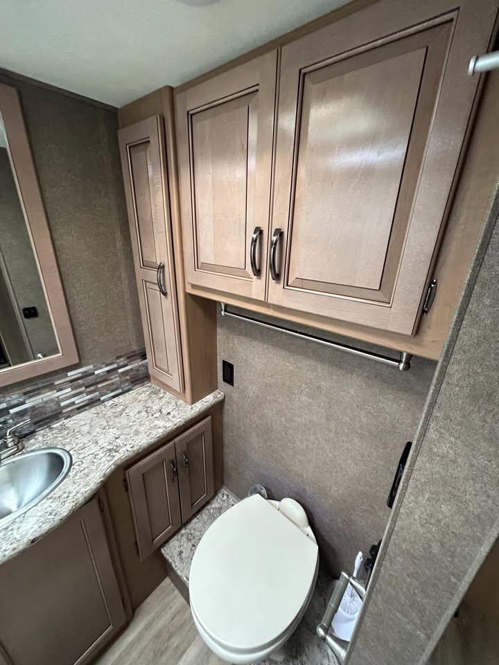 #8198 | 2019 Thor Four Winds 31Y C Class Motorhome