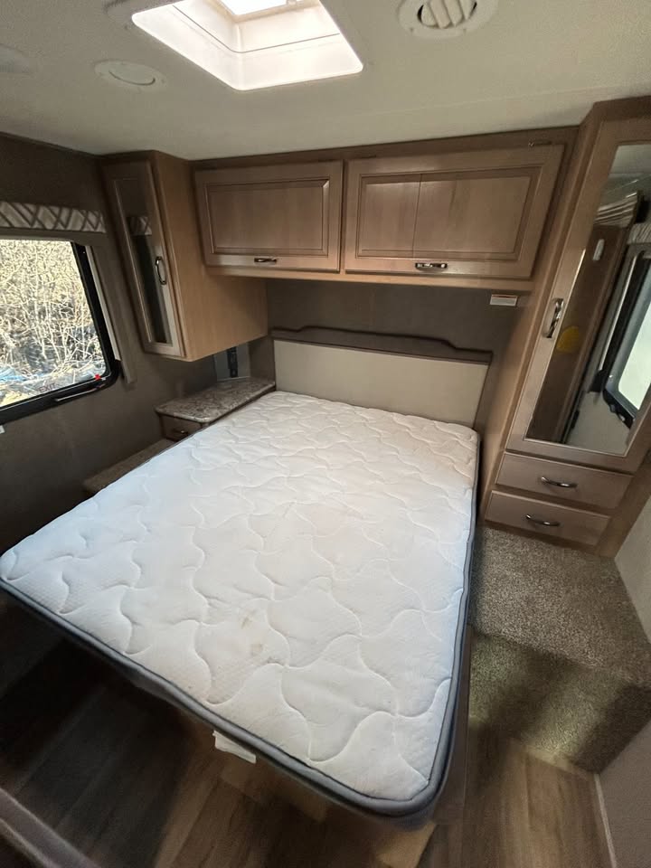 #8198 | 2019 Thor Four Winds 31Y C Class Motorhome