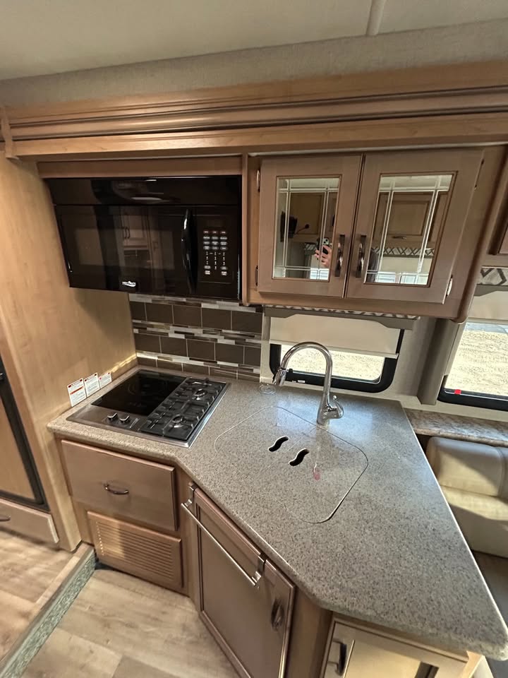 #8198 | 2019 Thor Four Winds 31Y C Class Motorhome