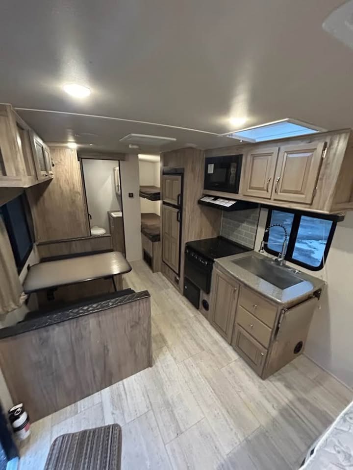 #8204 | 2018 Forest River Palomino Solaire 211BH Travel Trailer