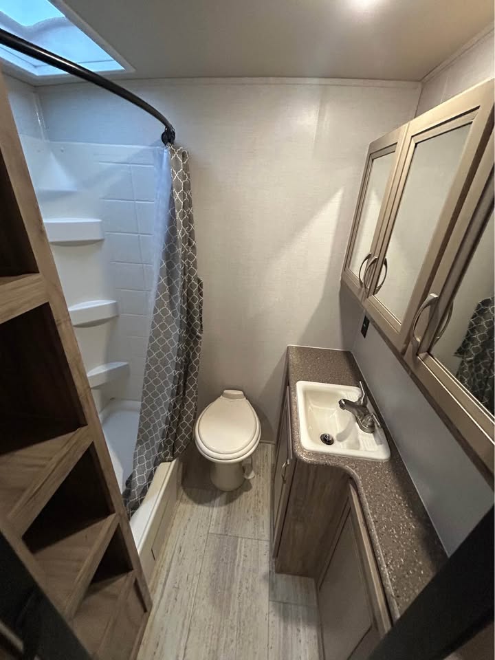#8204 | 2018 Forest River Palomino Solaire 211BH Travel Trailer