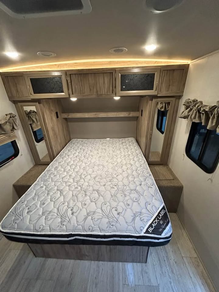 #8204 | 2018 Forest River Palomino Solaire 211BH Travel Trailer