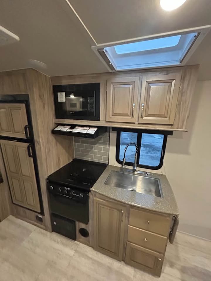 #8204 | 2018 Forest River Palomino Solaire 211BH Travel Trailer