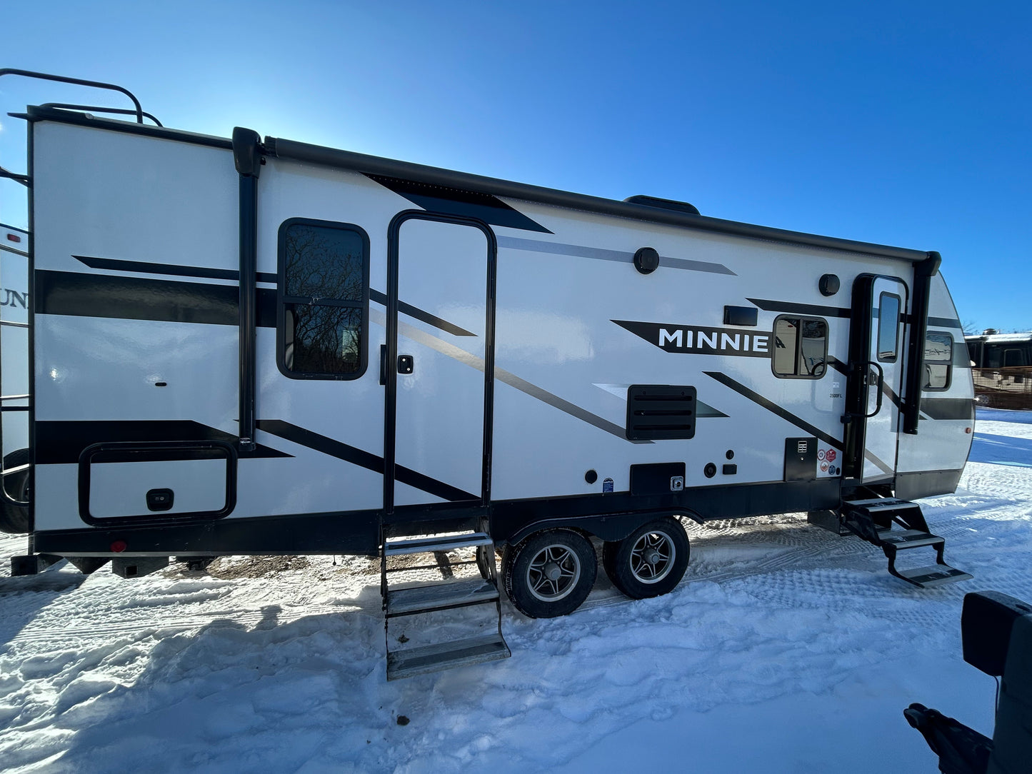 #8218 | 2023 Winnebago Minnie 2500FL Travel Trailer
