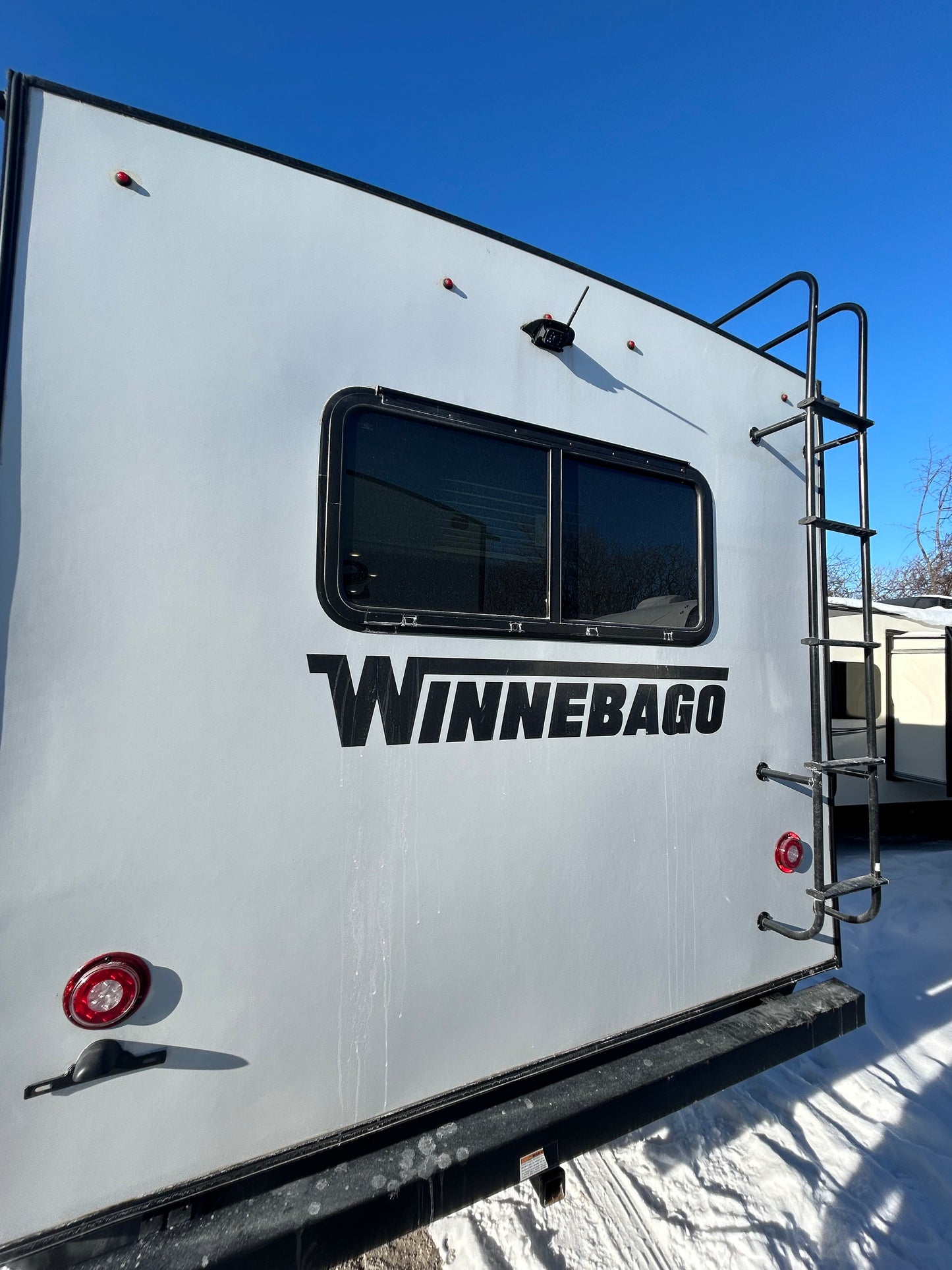 #8218 | 2023 Winnebago Minnie 2500FL Travel Trailer