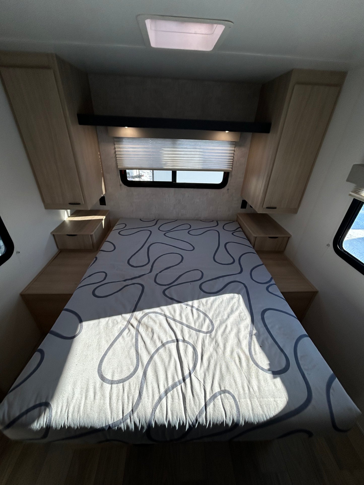 #8218 | 2023 Winnebago Minnie 2500FL Travel Trailer