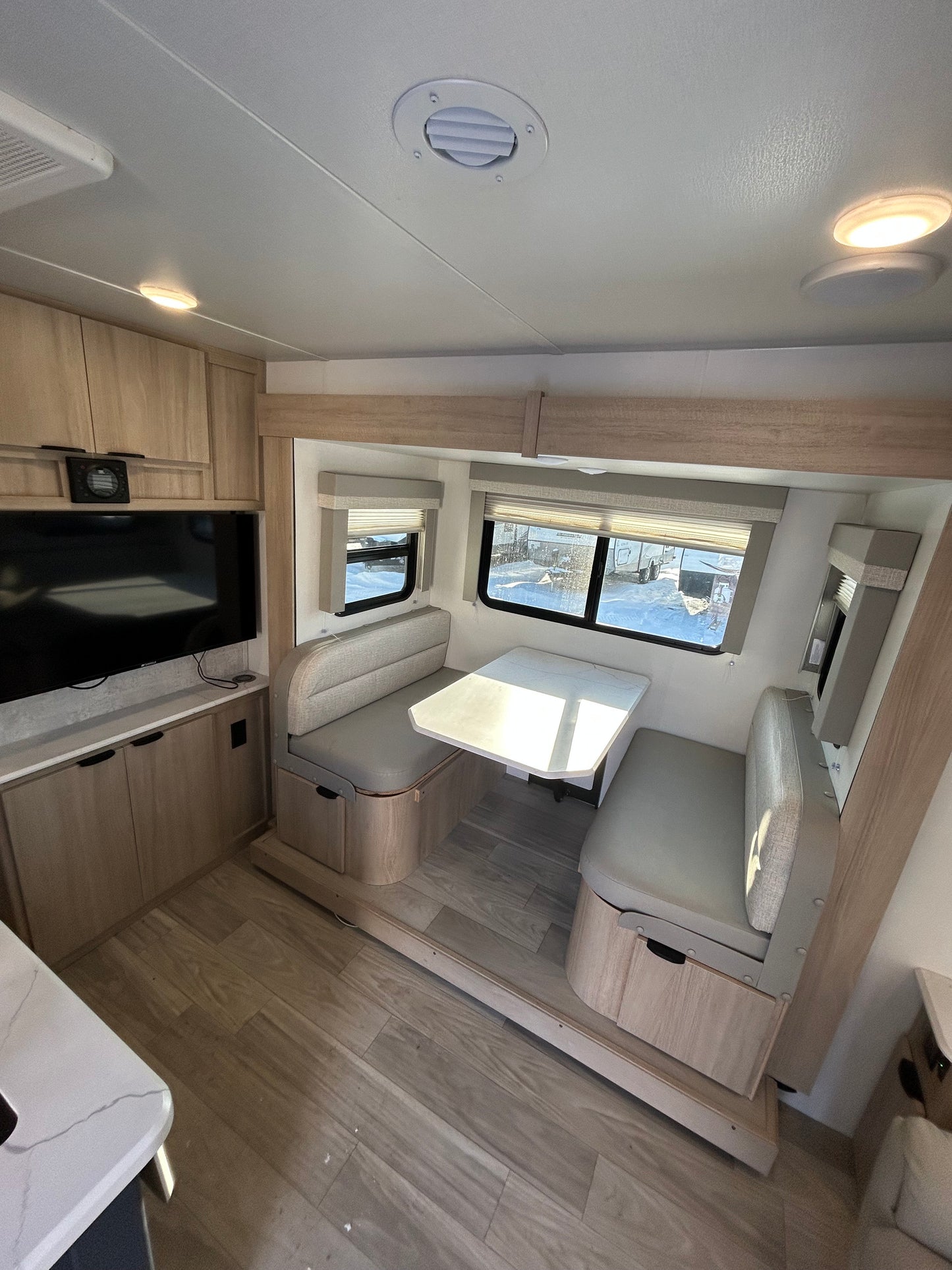 #8218 | 2023 Winnebago Minnie 2500FL Travel Trailer