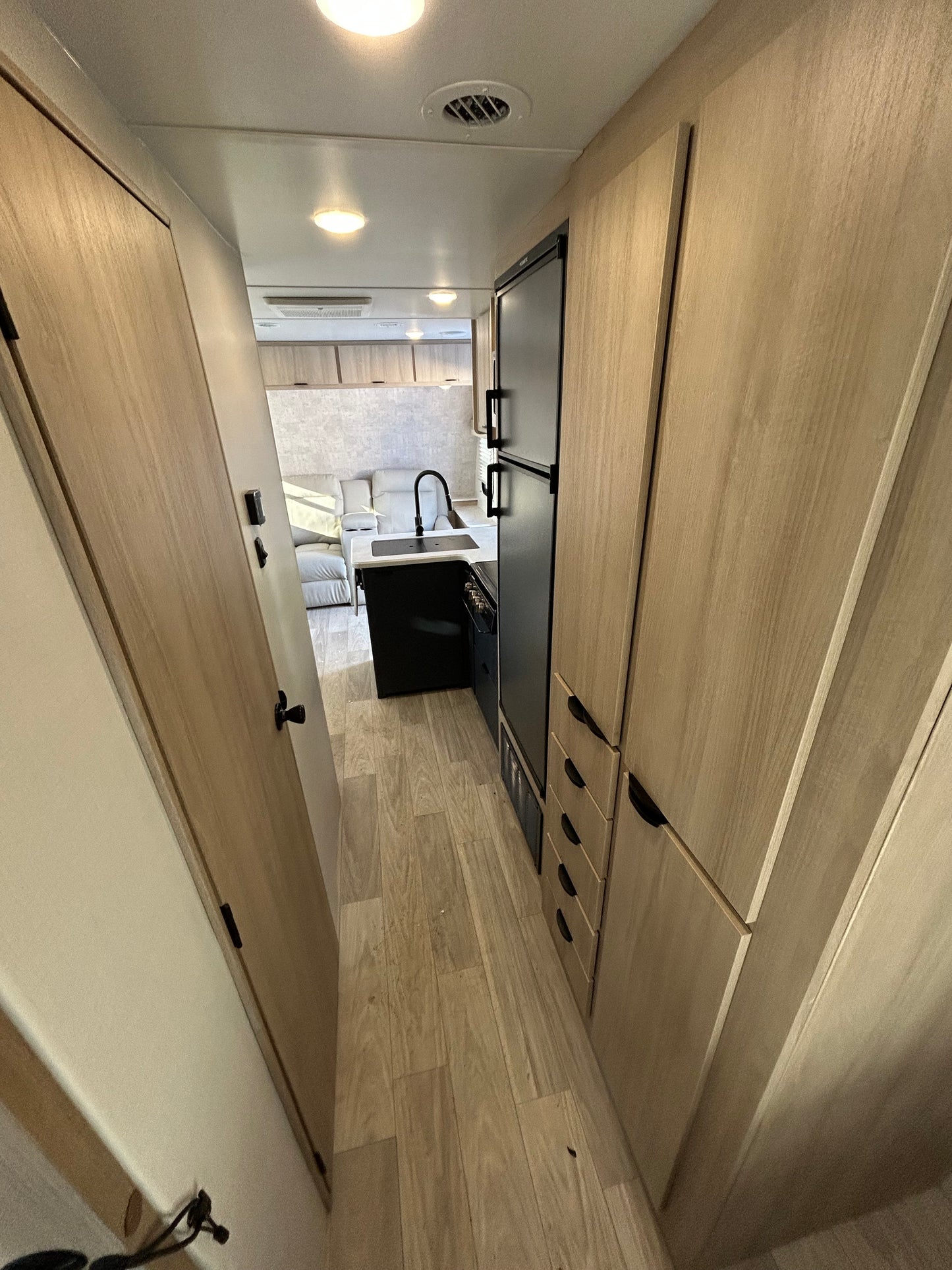 #8218 | 2023 Winnebago Minnie 2500FL Travel Trailer