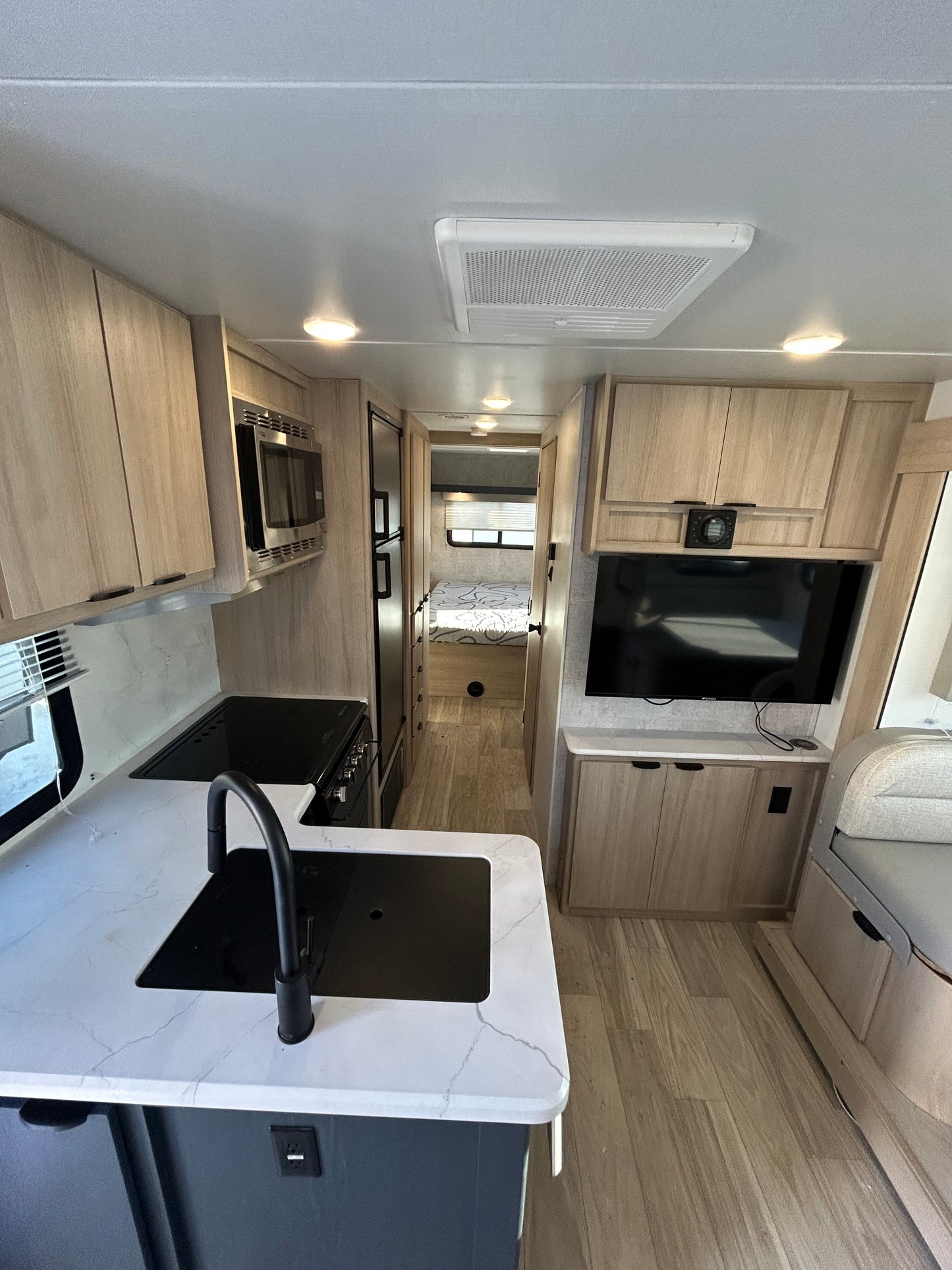 #8218 | 2023 Winnebago Minnie 2500FL Travel Trailer