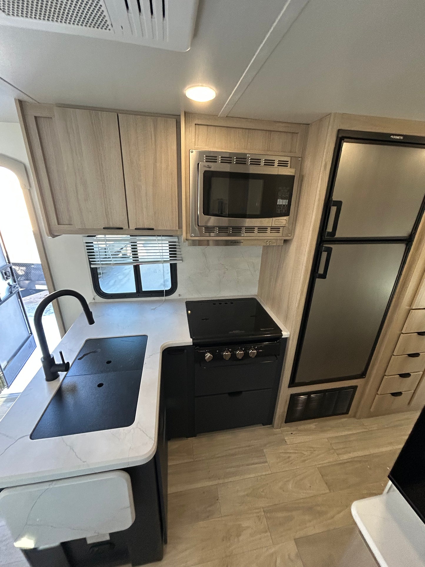 #8218 | 2023 Winnebago Minnie 2500FL Travel Trailer