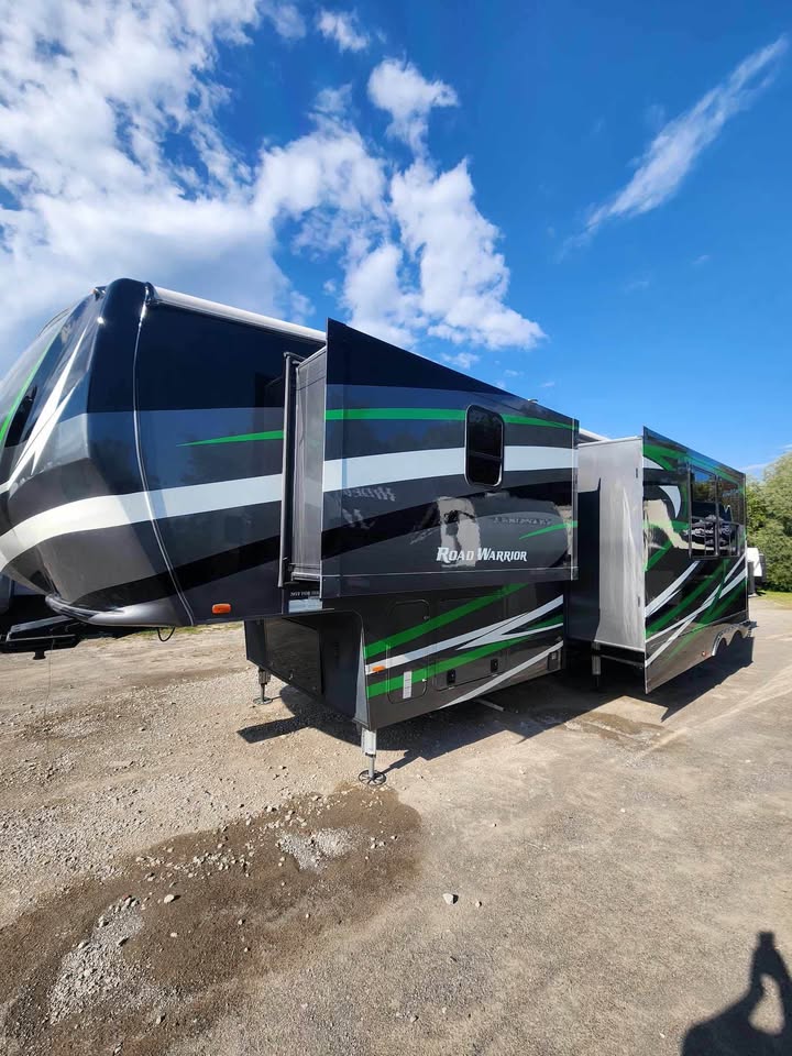 #8219 | 2018 Heartland Road Warrior 427 RW Fifth Wheel Toy Hauler