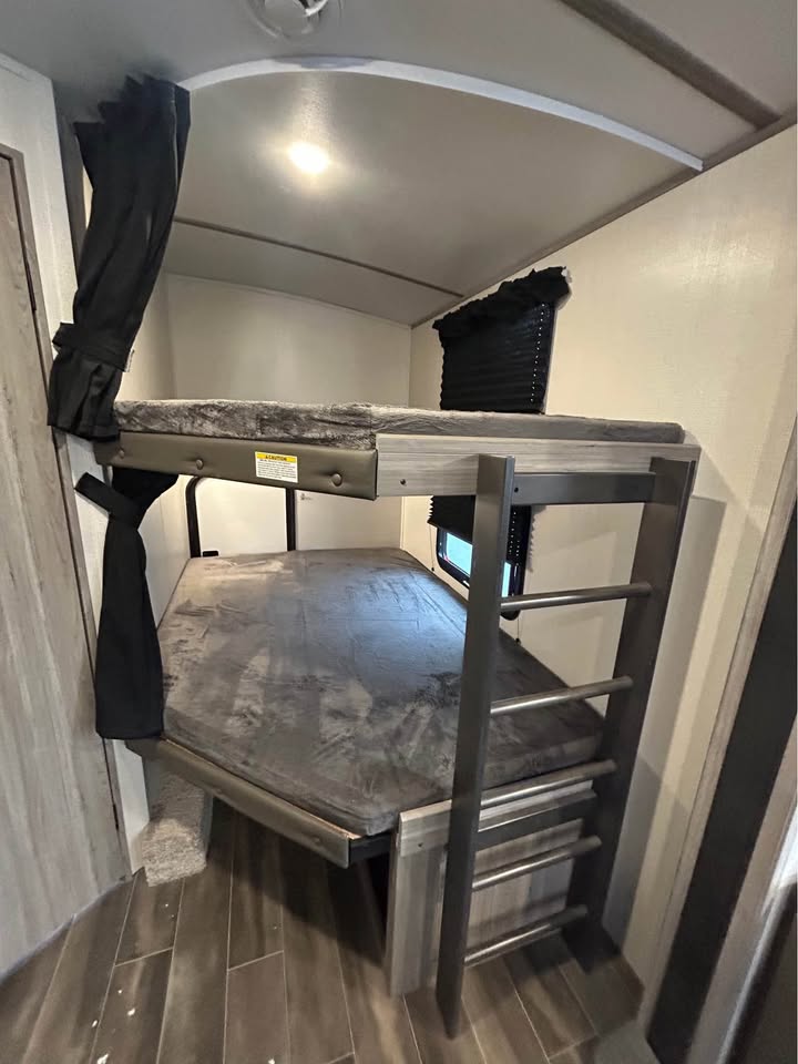 #8223 | 2022 Keystone Passport 2951BH Travel Trailer